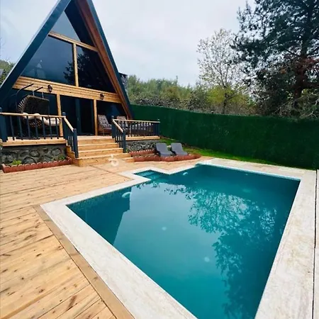 Sapancaroyalbungalov Lodge *